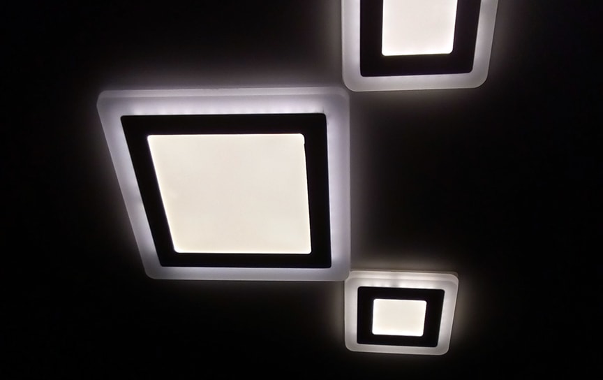подсветка за полотном натяжного потолка