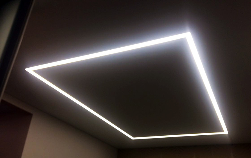потолок со светодиодной подсветкой за полотном