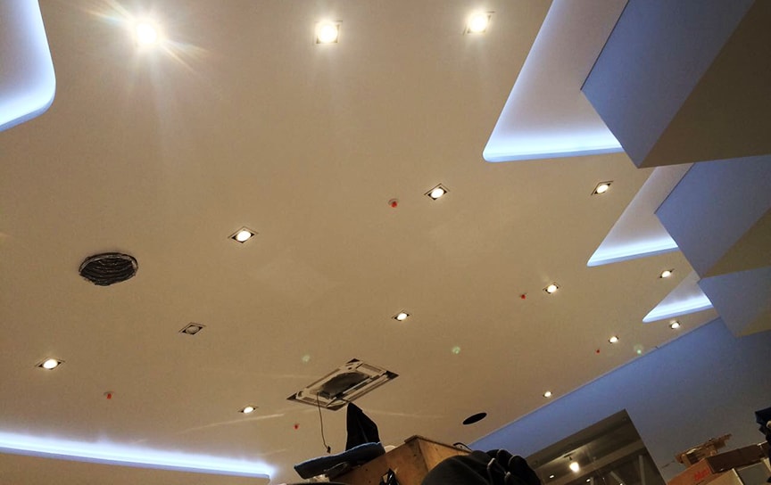 натяжной потолок с подсветкой